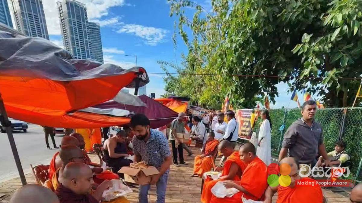 ගාලු මුවදොර අසල මාර්ගයේ භික්ෂූන් වහන්සේලා විසින් සවිකර තිබුණු තාවකාලික අට්ටාල ඉවත් කරගනී