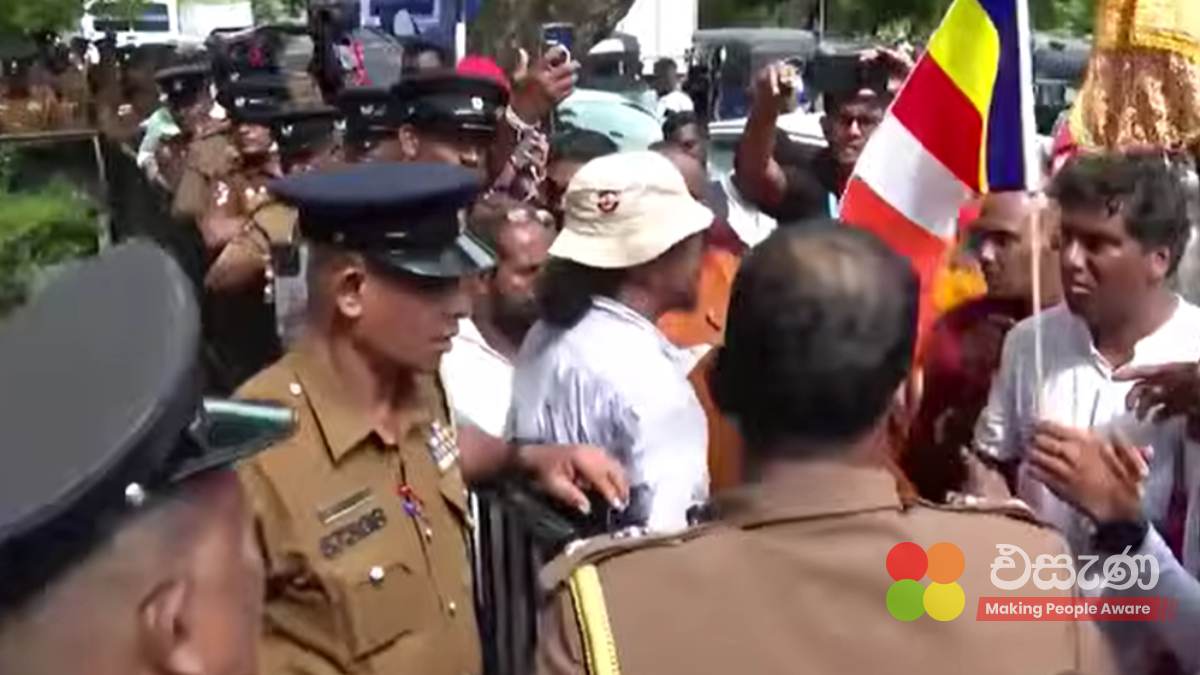 ජනාධිපති ලේකම් කාර්යාලය ඉදිරිපිට සිටි භික්ෂූන් වහන්සේ ඇතුළු පිරිස බුද්ධශාසන අමාත්‍යාංශය අසලට