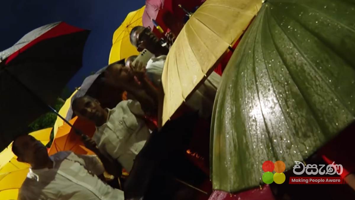 භික්ෂූන් වහන්සේ ඇතුළු පිරිසක් තවමත් ජනාධිපති ලේකම් කාර්යාලය ඉදිරිපිට රැඳී සිටියි