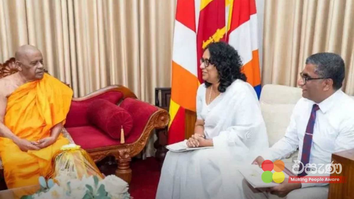 නව අධ්‍යාපන ප්‍රතිසංස්කරණ ජාතික විෂයමාලා රාමුව පිළිබඳව අස්ගිරි මහා නාහිමියන් දැනුවත් කෙරේ