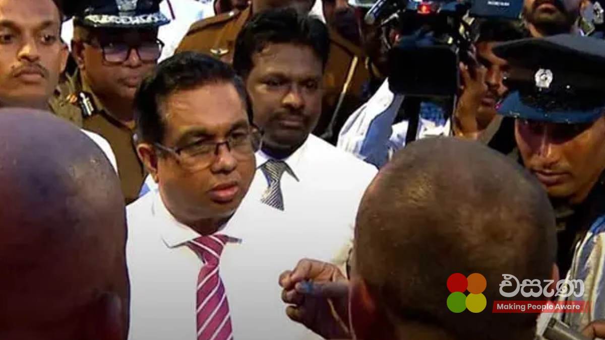 UPDATE: ජනාධිපති ලේකම් කාර්යාලය අසලට පැමිණි සංඝරත්නය ජනාධිපති ලේකම්ට ලිපියක් භාරදෙයි