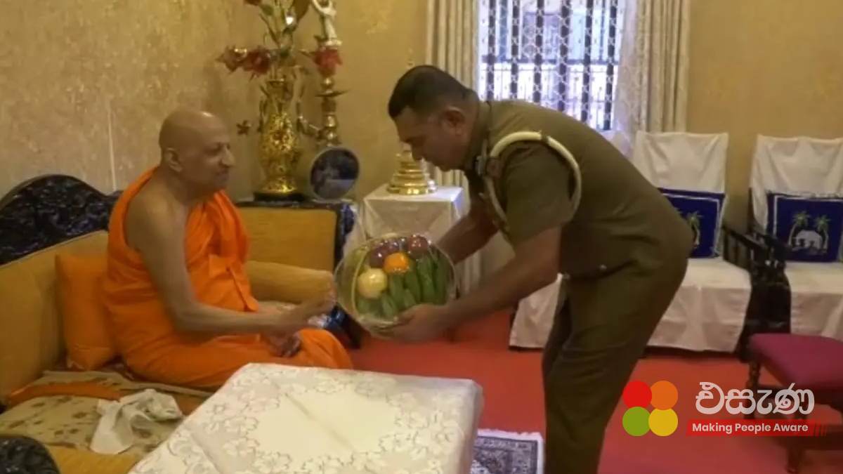 බන්ධනාගාර නිලධාරීන් අස්ගිරි සහ මල්වතු නාහිමියන් බැහැදකියි